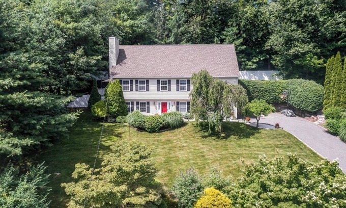 Brookfield Casa | Updated Home In Lake Community With Hot Tub