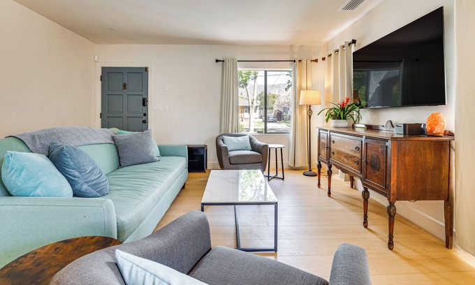 North Central Casa | Updated Home w/ Private Deck, 1 Mi to Rose Bowl!