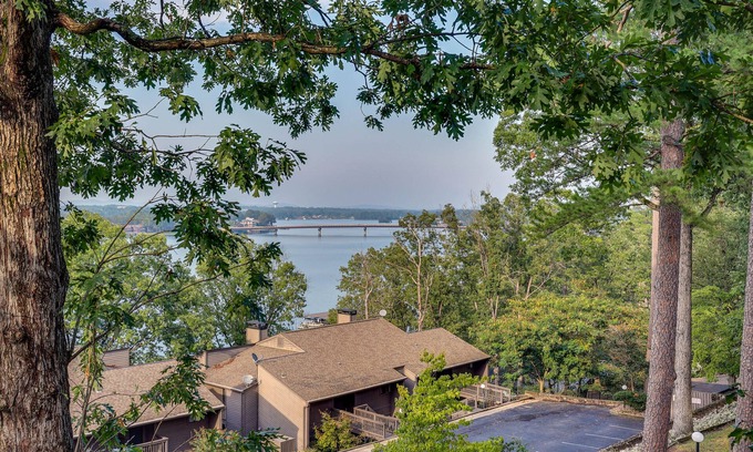 Lake Hamilton Apartamento | Updated Hot Springs Condo w/ Lakefront Balcony!