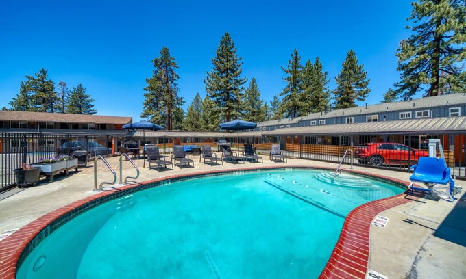 Lakeside Park Hotel | Updated King Bed with Jacuzzi! Stay on Stateline at Blue Jay Lodge