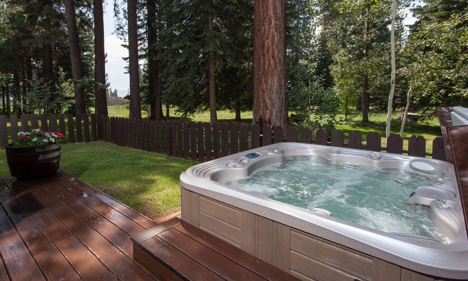 Kings Beach Cabina | Updated Kings Beach Cabin - Walk to Beach, Hot Tub
