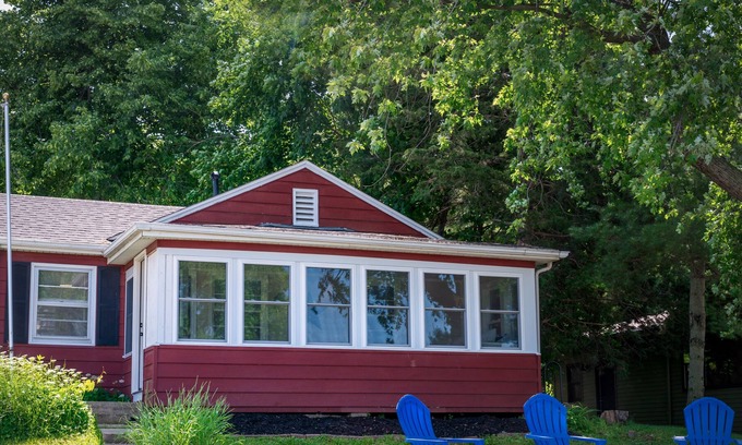 Delavan Cabaña | Updated Lake Cottage with amazing sunset views & option for daily pier rental.