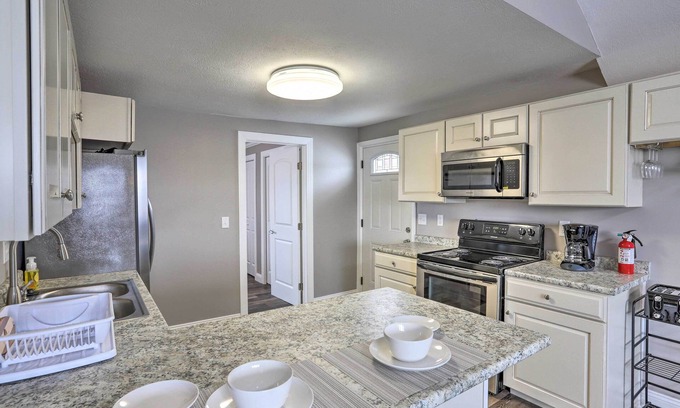 Lorain Apartamento | Updated Lake Erie Home ~ 34 Mi to Cedar Point!