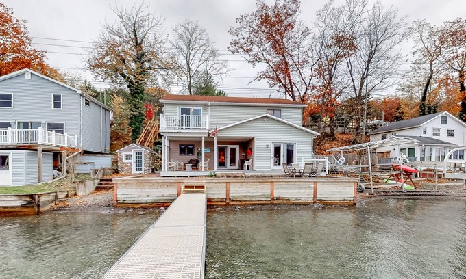 Branchport Casa | ¡Cabaña actualizada frente al lago con un muelle de temporada y un paseo marítimo de 57 pies!