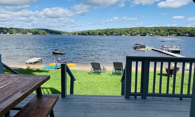 Coventry Lake Casa | Updated Lakefront House *outdoor tv and water toys- 10 min from UConn