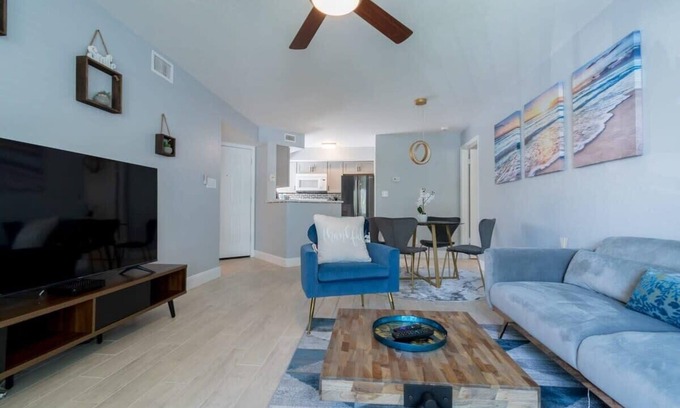 Ocean Side Village Condominio | Updated Luxury Condo Close to Beach-Island Club