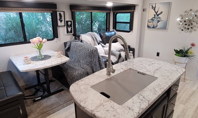 Spicewood Casa | Updated ! Luxury Lake Travis RV