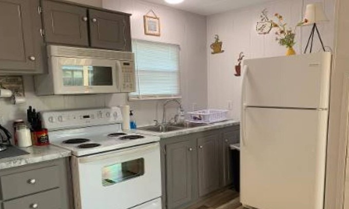 Boothville-Venice Casa | Updated mini trailer - fish, hunt, dine & visit Historical Fort Jaclkson/Museum.