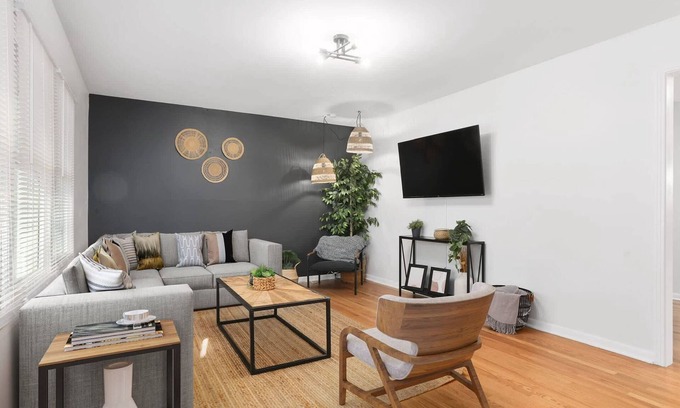 Nall Hills Casa | Updated Modern 4 Bedroom |King Bed |Close to shops
