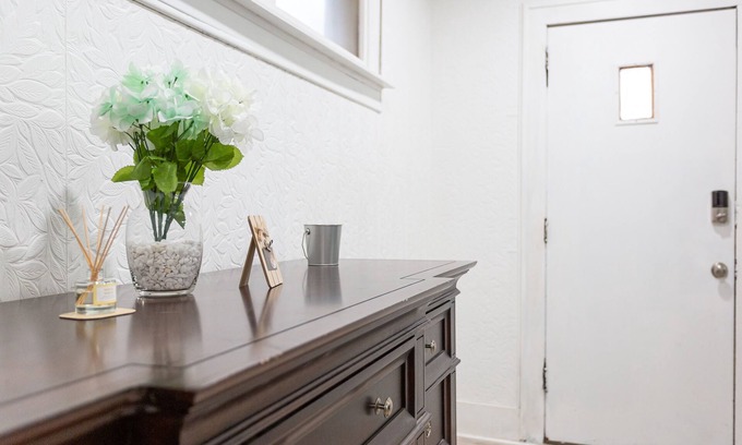 Hamtramck Casa | Updated Modern Flat. Hosts 7