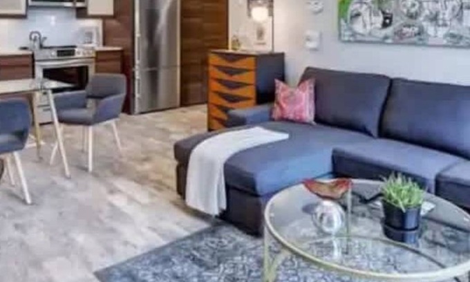 Cherry Condominio | 510 Queen 104:Chic 1BR in the Heart of Myers Park!