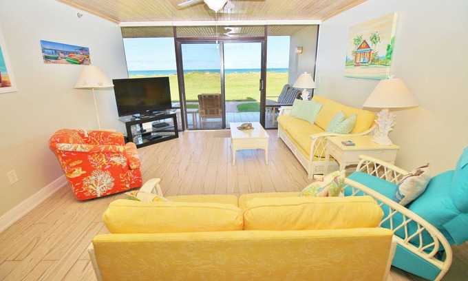 Bethune Beach Condominio | 🌊Updated Oceanfront Condo-Chadham by the Sea 119🌊
