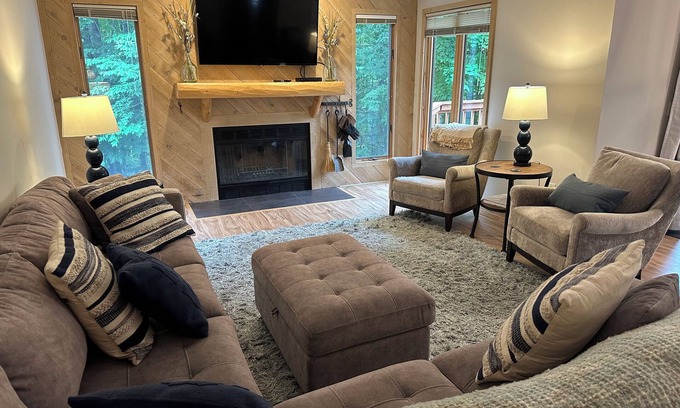 Harbor Springs Condominio | Updated Phase 2 Hideaway Valley Condo Nestled in the Woods