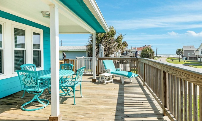 Spanish Grant Casa | Updated Private Home w/ 3rd Row Gulf Views; 7 houses to beach, 10 mi Downtown