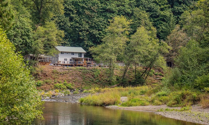 Kalama Casa | Updated Riverfront Home with Stunning Views, Deck, Kayaks, Fireplace