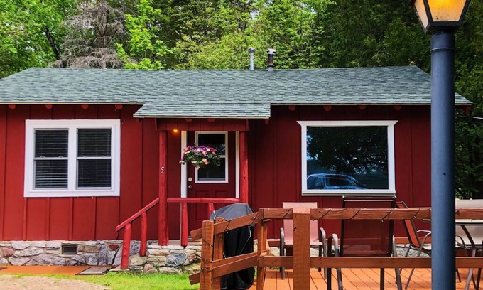Trout Lake Cabina | Updated Rustic Cabin #5 at Twin Cedars on Frenchman Lake in Trout Lake, MI