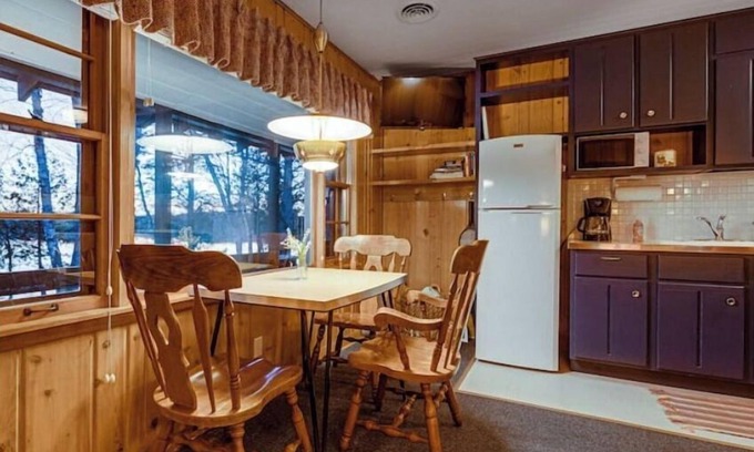 Presque Isle Cabina | Updated Rustic Lakefront Retreat in Northwoods