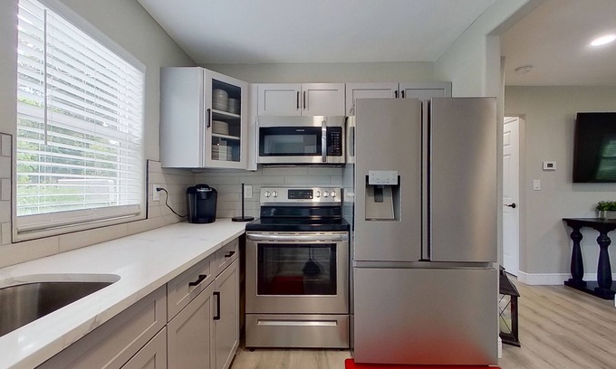 Bokeelia Cabaña | Updated, single-story cottage with great deck & large yard - 1 mile to town