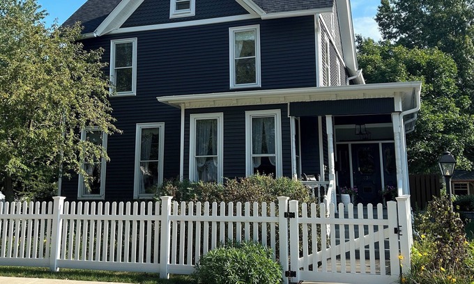 Ottawa Casa | Updated Spacious Victorian in Historic Eastside, walking distance to downtown.