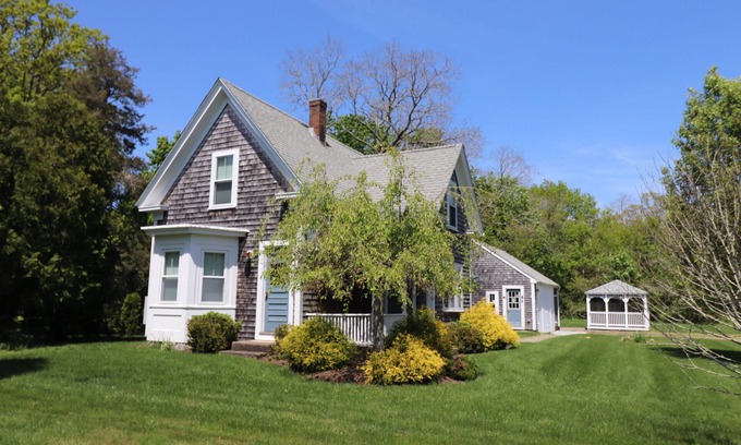 Dennis Casa | Updated Victorian cottage centrally located, near beaches, village and playground