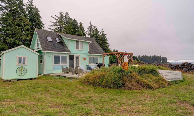 South Bend Casa | Updated Waterfront Cottage w/Bay Views