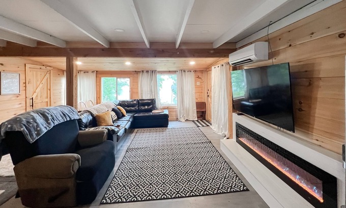 Franklin Cabina | Updated waterfront cabin with fireplace, grill, and internet - dog-friendly