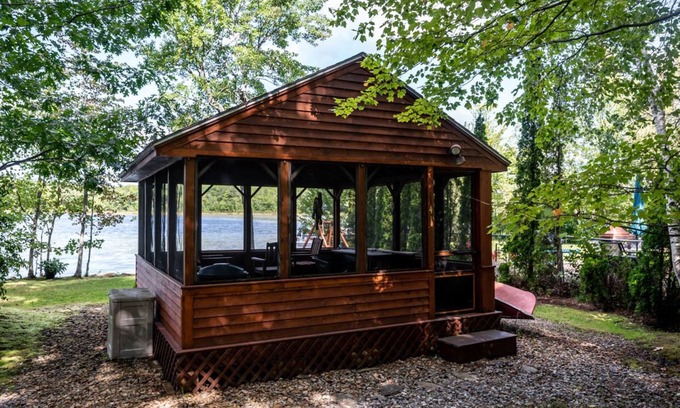 Gilmanton Casa | Waterfront Pet Friendly, 75 'Shoreline, Wi-Fi, jacuzzi y muelle compartido hacen una familia fantástica