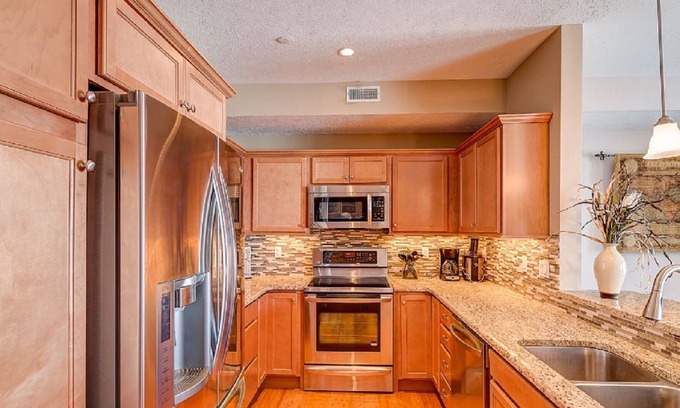 Geneva-on-the-Lake Condominio | UPGRADED 2BR/2BA LAKEFRONT CONDO 305 Private Beach/ Balcony Rent 3/4th free-ask!