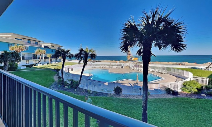 Flagler Beach Condominio | Upgraded Beachfront Condo W. Ocean Views, Pool Access