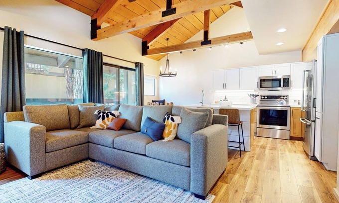 Majestic Pines Condominio | Upgraded End Unit & Balcony. Near the Sierra Star Golf Course. On-site Pool!