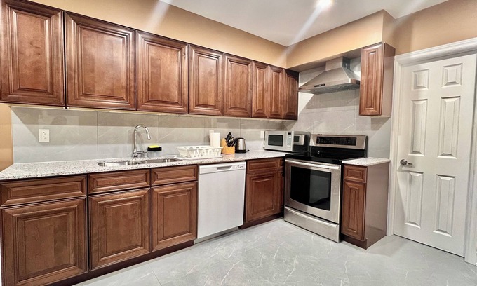 Aurora Casa | Upgraded Rooms with Bath 7-min to Subway Near Downsview Rogers Stadium