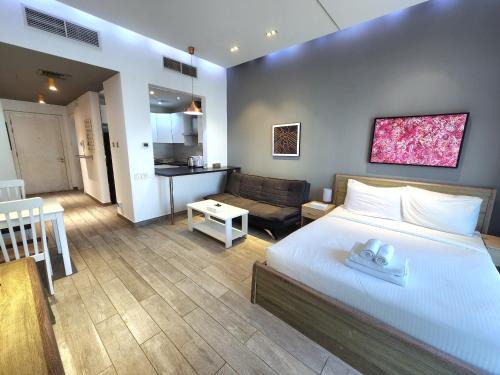 Discovery Gardens Apartamento | Upgraded studio close to Metro