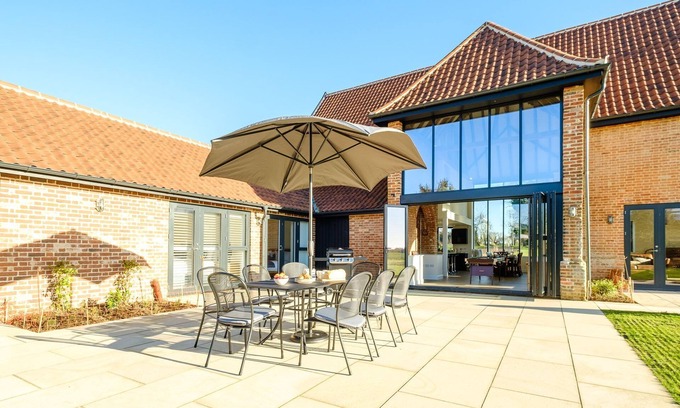 Woodbridge Cabaña | Upper Barn-sleeps 8 guests in 4 bedrooms