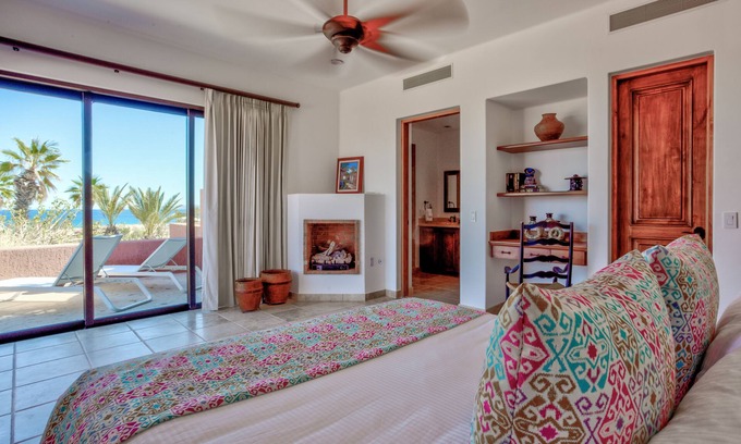 Ensenada Los Muertos Apartamento | Upper Cascada: Ocean view suite with indoor/outdoor showers