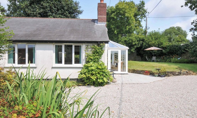 Brazzacott Cabaña | UPPER COURT COTTAGE, pet friendly in Wainhouse Corner