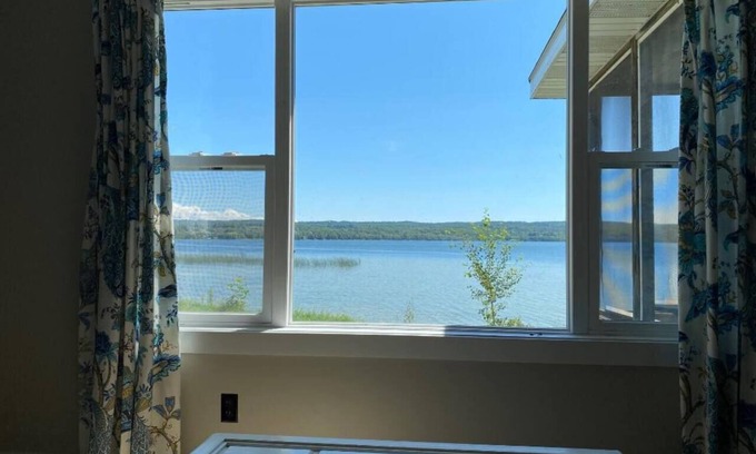 Frankfort Cabaña | Upper Herring Lakefront Cottage #1, AC, Newly Remodeled, SUPs, Kayaks, Rowboats