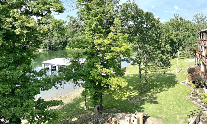 Hollister Condominio | Upper Level Condo A-9 on Table Rock Lake by RedAwning