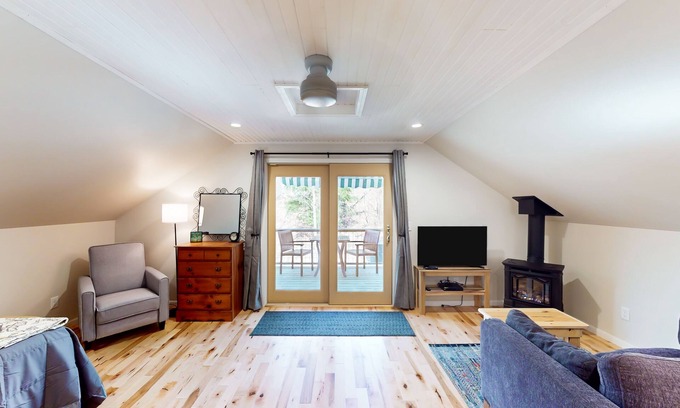 Lake Township Apartamento | Upper level retreat with a furnished deck, fireplace, fast WiFi, & full kitchen