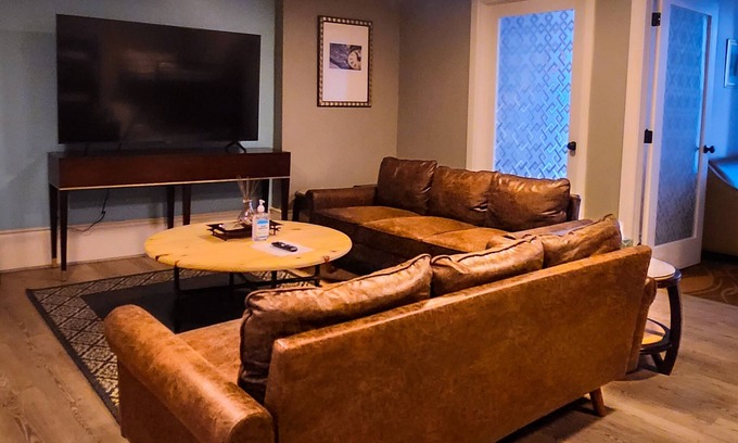 Downtown Detroit Apartamento | Upper-Level Suite, w/in a 15-min walk to all sports, entertainment & conf venues