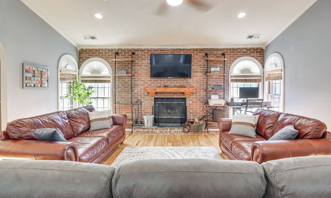 Upper Marlboro Casa | Upper Marlboro Home on 1 Acre: Office & Home Gym!