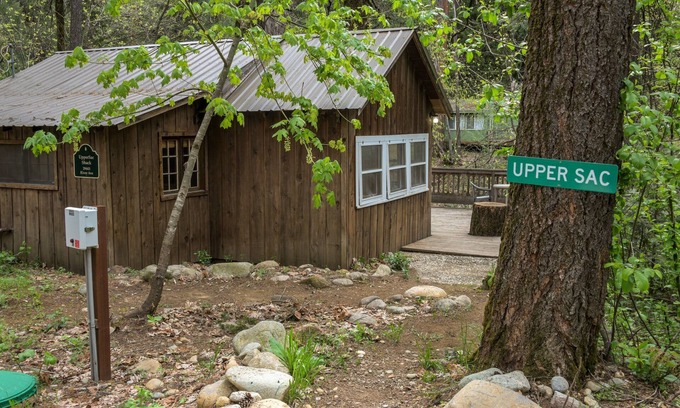 Castella Cabina | Upper Sac Shack Charming Cabin on Sacramento River