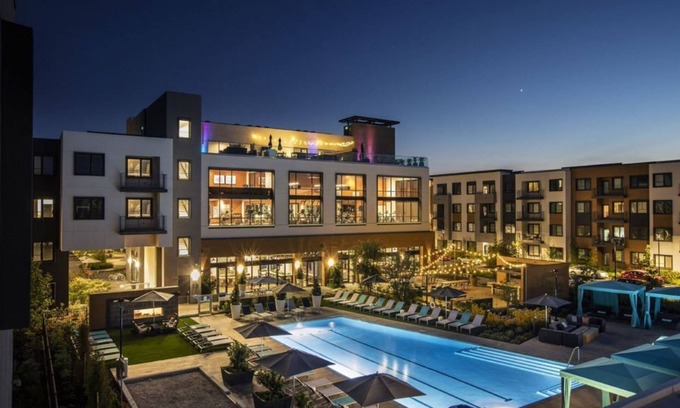 Menlo Park Condominio | Upscale 1BR Condo in Menlo Park with Poolside Relaxation
