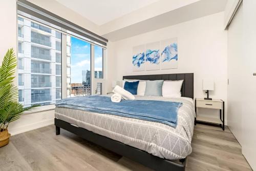 Kitchener Apartamento | Upscale 1BR Condo with King Bed and Amazing Cityscape Views