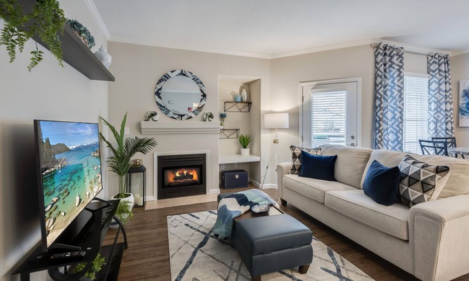Roseville Apartamento | Upscale 2/2 Home in Roseville With Private Garage