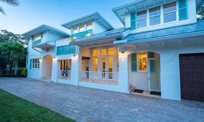 Stuart Villa | Upscale 2018 Elegant Mansion with Pool