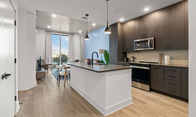 Channel District Apartamento | Upscale 2BR Stay | Minutes from Convention Center