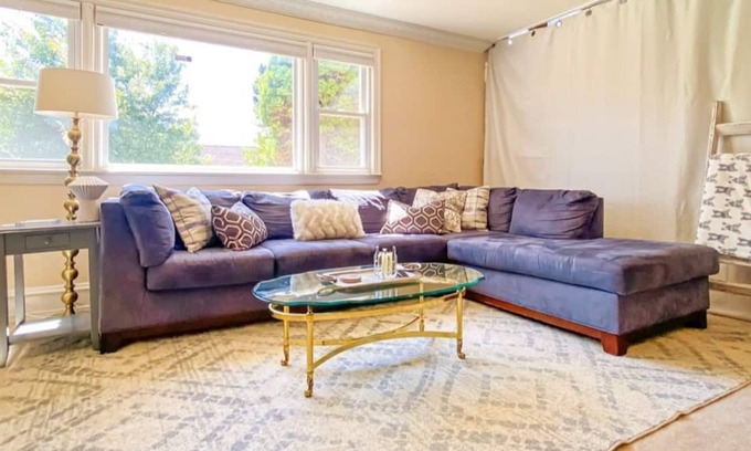 Annandale Condominio | Upscale 3BR/1BA Spacious Vista Apartment close to DC