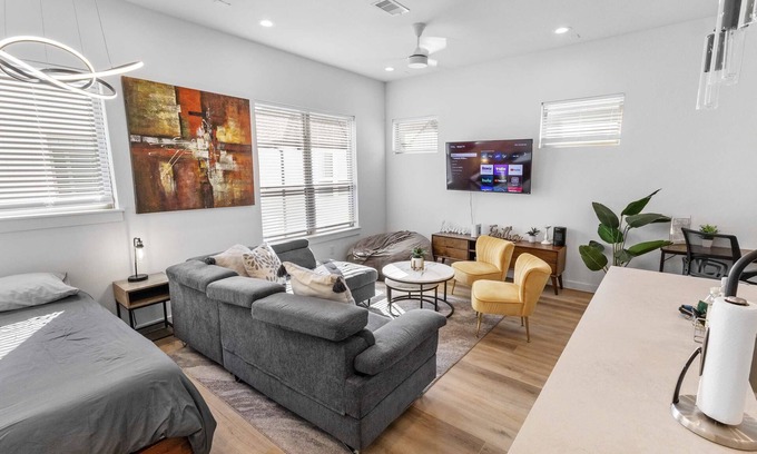 OST - South Union Casa | Upscale 3BR+Crib | Sleeps 12 | Garage + Gym Access