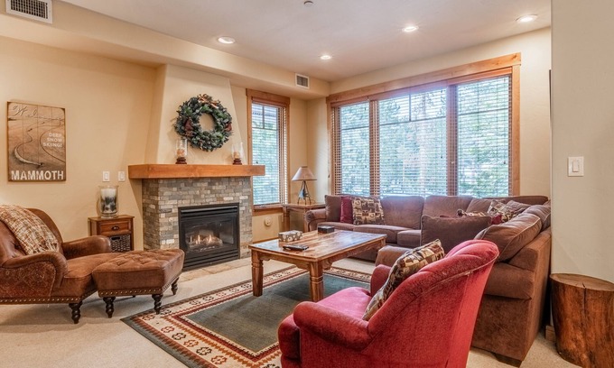 Woodwinds Casa | Upscale 4 Bed, 3 Bath at the Woodwinds with Mountain Views, Private Hot Tub, and Garage sleeps 10