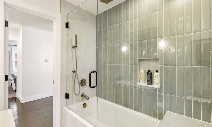 Oak Park Casa | Upscale 5BR/3BA w/ Jacuzzi